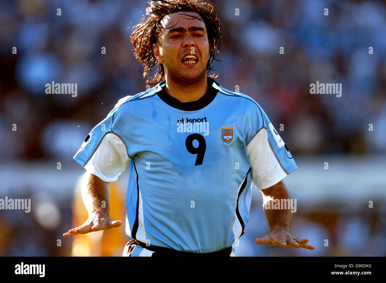 Fútbol - Clasificación Mundial 2006 - Juega en primera pierna - Uruguay  contra Australia - Estadio Centenario. Álvaro Recoba, Uruguay Fotografía de  stock - Alamy