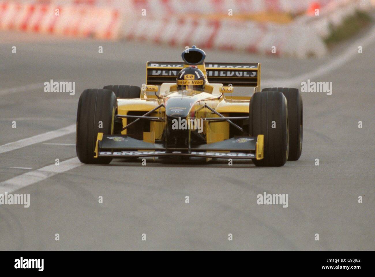 Damon Hill en su primera vuelta en el Jordan Mugen-Honda 198 en Barcelona  Fotografía de stock - Alamy