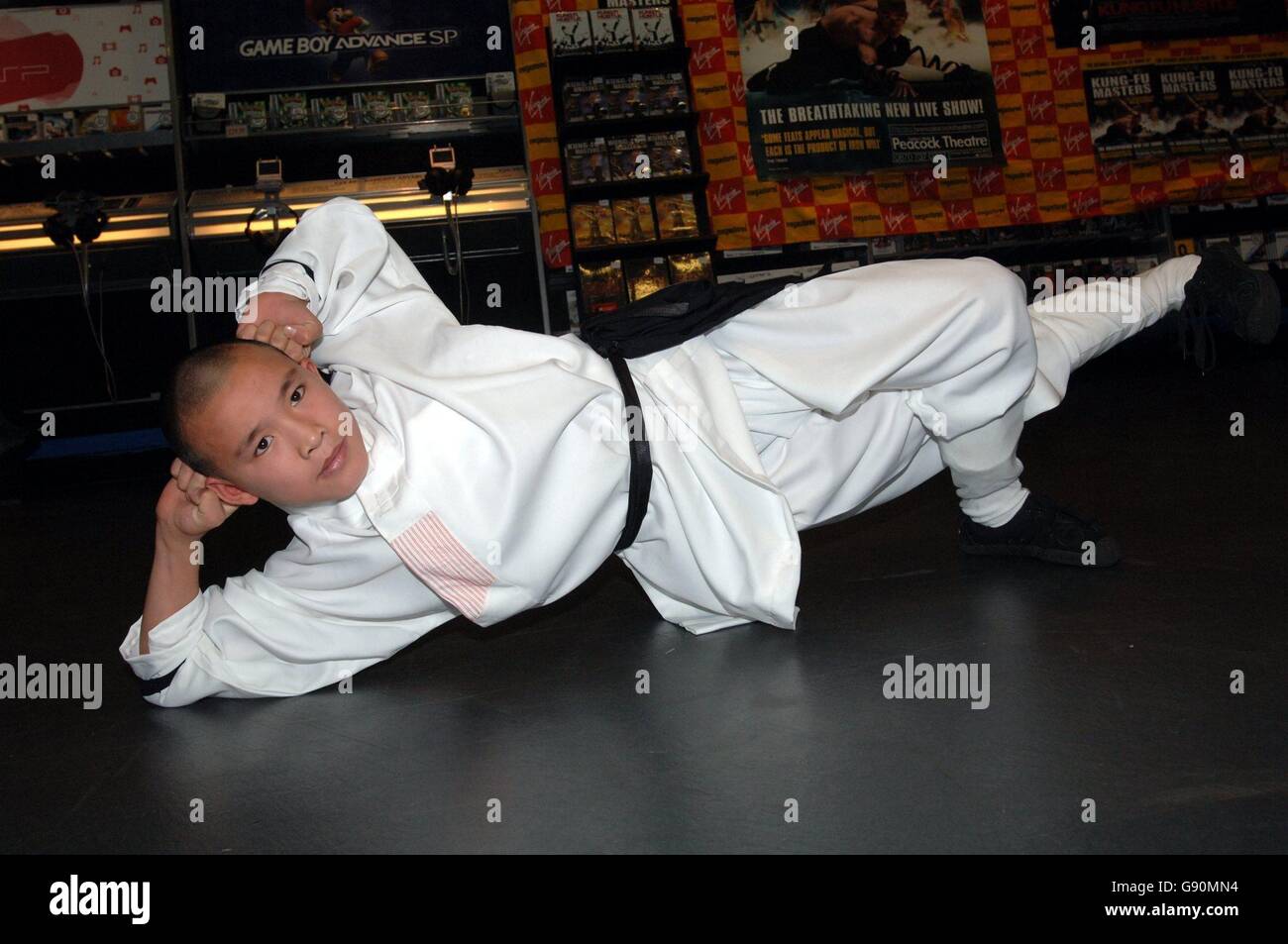 El Shaolin Monks (realizando actualmente en el Peacock Theatre) caída en Virgin Megastore para ayudar al lanzamiento del DVD de Kung Fu Sión, Oxford Street, en el centro de Londres, el viernes 28 de octubre de 2005. Asociación de la prensa de la foto. Crédito de la foto debe leer: Steve Parsons/PA. Foto de stock