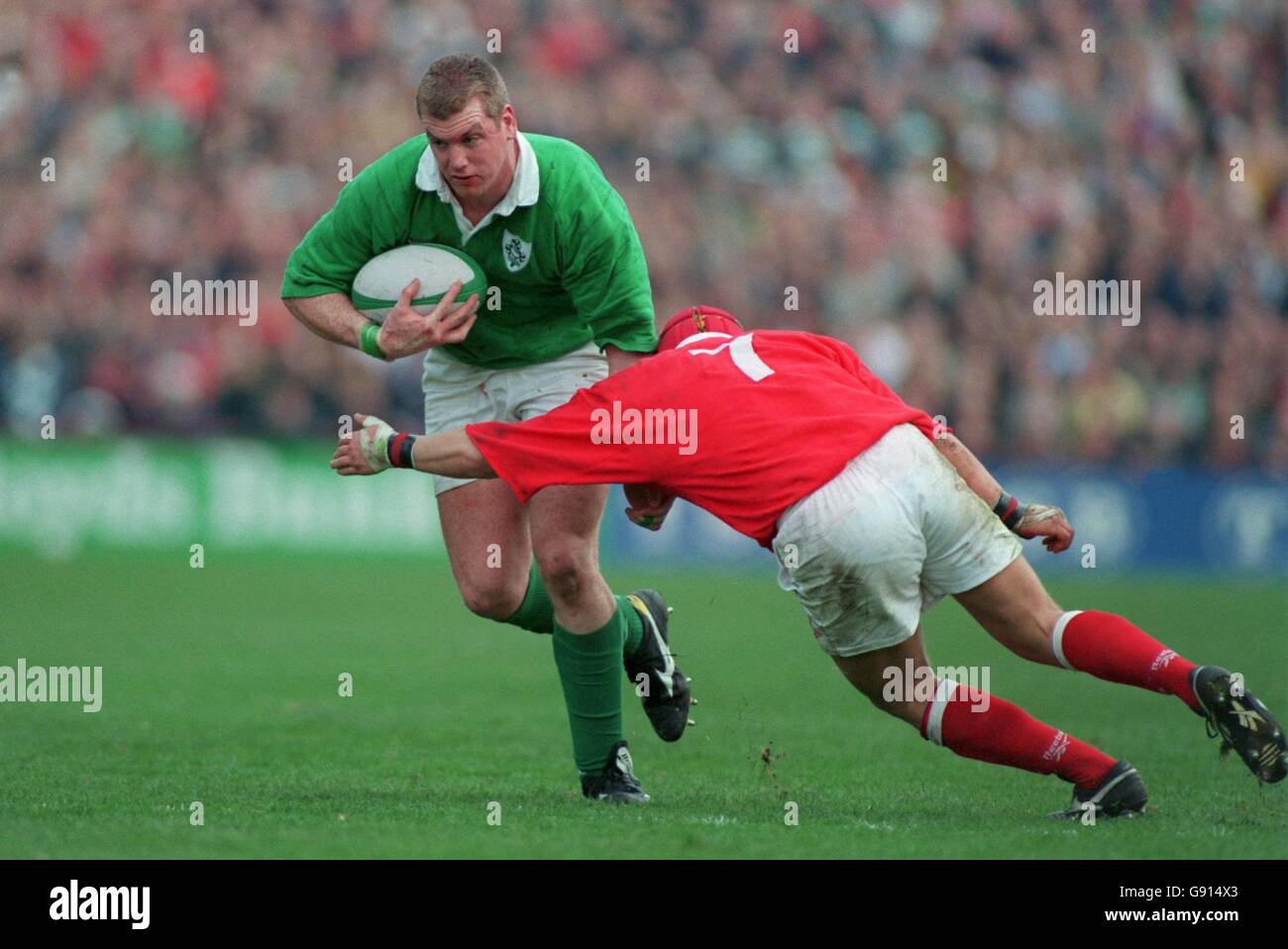 Rugby Union - Campeonato de Cinco Naciones - Irlanda contra Gales. Victor  Costello, de Irlanda, cobra en Kingsley Jones, de Gales Fotografía de stock  - Alamy