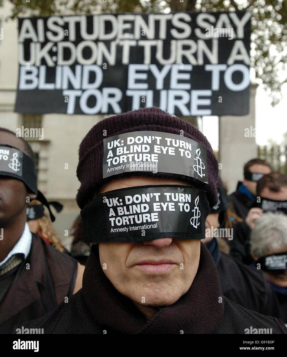 Manifestantes vendados con los ojos en una manifestación organizada por Amnistía Internacional contra los acuerdos de deportación del Gobierno con algunos países extranjeros, a las afueras de Downing Street, en el centro de Londres, el domingo 27 de noviembre de 2005. Los manifestantes, que llevaban los ojos negros con el lema: "No te des la vista gorda a la tortura", cantaron: "Arrasaron la tortura", mientras se enfrentaban al frío. Ver historia de PA PROTESTA Tortura. PULSE FOTO DE ASOCIACIÓN. El crédito de la foto debe decir: Michael Stephens /PA. Foto de stock
