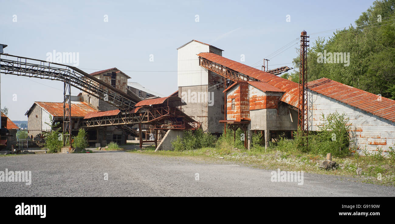 Antiguo edificio abandonado e inútil de fábrica Foto de stock