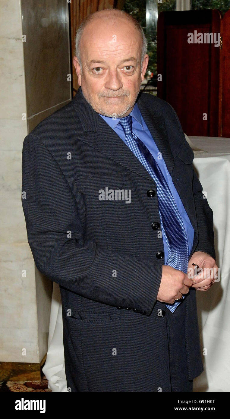 El actor Tim Healy el lunes 28 de noviembre de 2005 en los premios Standard Theatre de 51st noches celebrados en el Savoy Hotel en el centro de Londres. Ver la historia de PA premios SHOWBIZ. PRENSA FOTO DE ASOCIACIÓN. Crédito de la foto debe decir: Steve Parsons/PA. Foto de stock