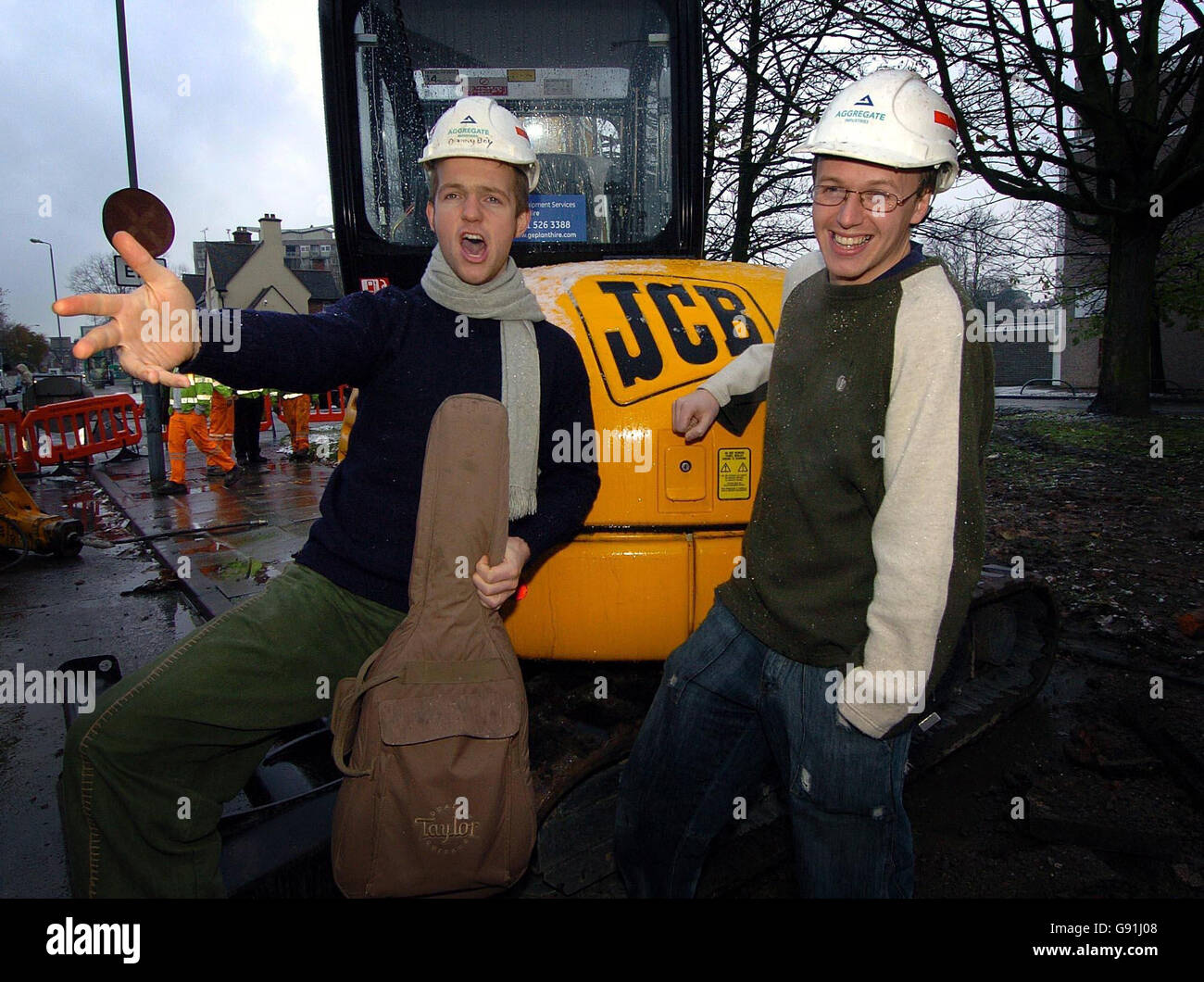 Luke Concannon y John Parker conocidos como Nizlopi junto a un JCB en Coventry el lunes 28 de noviembre de 2005. El single 'JCB' del dúo se inclina para ser el número uno de Navidad. PRENSA FOTO DE ASOCIACIÓN. El crédito de la foto debe ser: David Jones/PA Foto de stock