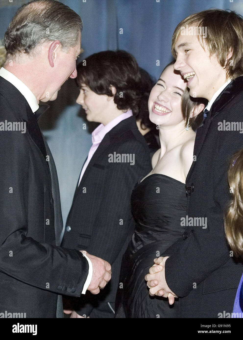 El Príncipe de Gales se reúne con Anna Popplewell y William Moseley, dos de las estrellas de la película 'las Crónicas de Narnia' en su estreno mundial en el Royal Albert Hall, Londres, miércoles 7 de diciembre de 2005. El crédito de la foto debe decir: Leon Neal/AFP pool/PA. Foto de stock