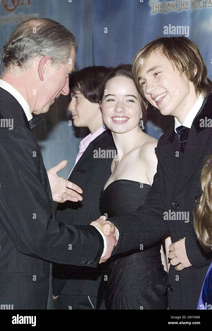 El Príncipe de Gales se reúne con Anna Popplewell y William Moseley, dos de las estrellas de la película 'las Crónicas de Narnia' en su estreno mundial en el Royal Albert Hall, Londres, miércoles 7 de diciembre de 2005. El crédito de la foto debe decir: Leon Neal/AFP pool/PA. Foto de stock