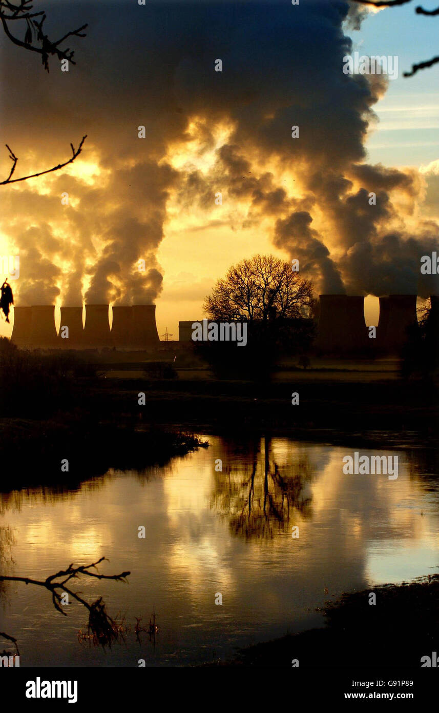 El bajo sol invernal resalta el volumen de emisiones de la central eléctrica de Drax cerca de Selby, Yorkshire, viernes 9 de diciembre de 2005. PRENSA FOTO DE ASOCIACIÓN. El crédito de la foto debe ser: John Giles/PA Foto de stock