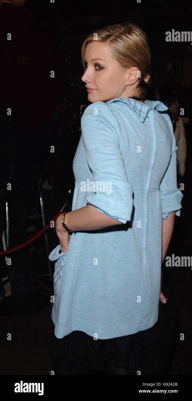 Alice Evans llega a la proyección VIP de los Grandes Clásicos de 'Annie Hall', en el Cine Eléctrico en Notting Hill, al oeste de Londres, el lunes 12 de diciembre de 2005. PRENSA FOTO DE ASOCIACIÓN. El crédito de la foto debe ser: Ian West/PA Foto de stock
