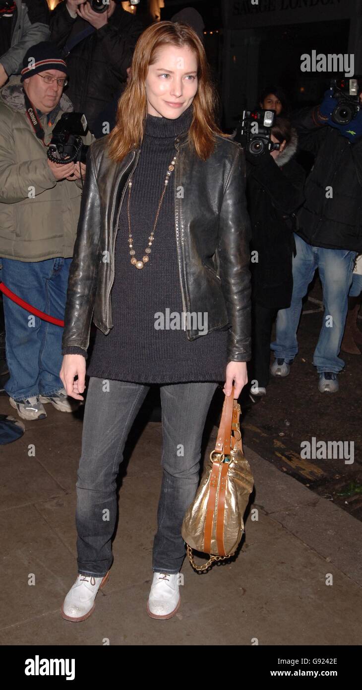 Sienna Guillory llega a la proyección VIP de Grand Classics de 'Annie Hall', en el cine eléctrico de Notting Hill, al oeste de Londres, el lunes 12 de diciembre de 2005. ASOCIACIÓN DE PRENSA Foto. El crédito de la foto debe decir: Ian West/PA Foto de stock
