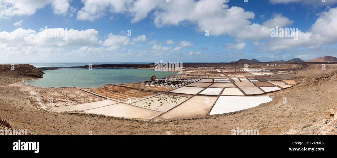 Vista de las Salinas de Janubio Lanzarote españa Foto de stock