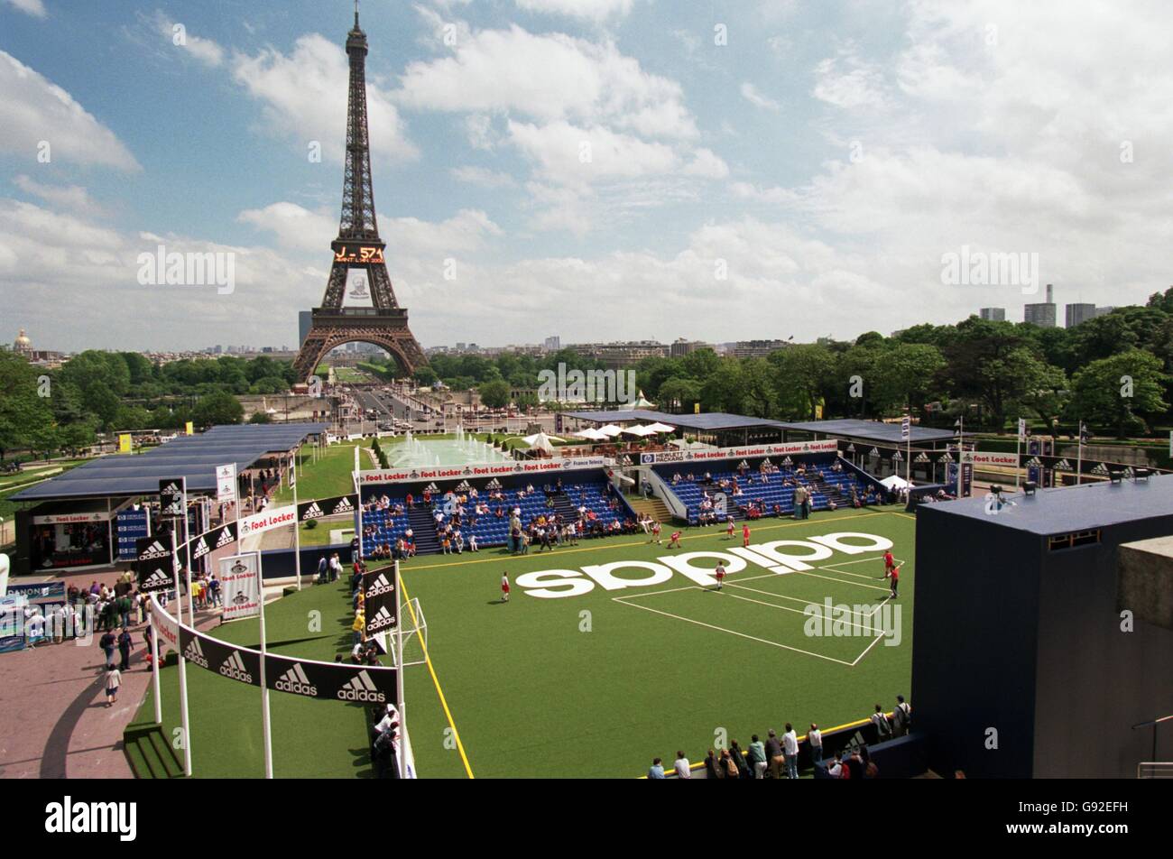 Fútbol Copa Mundial Francia 98 - Fiesta la El pueblo de Adidas de Trocadero, París de stock - Alamy