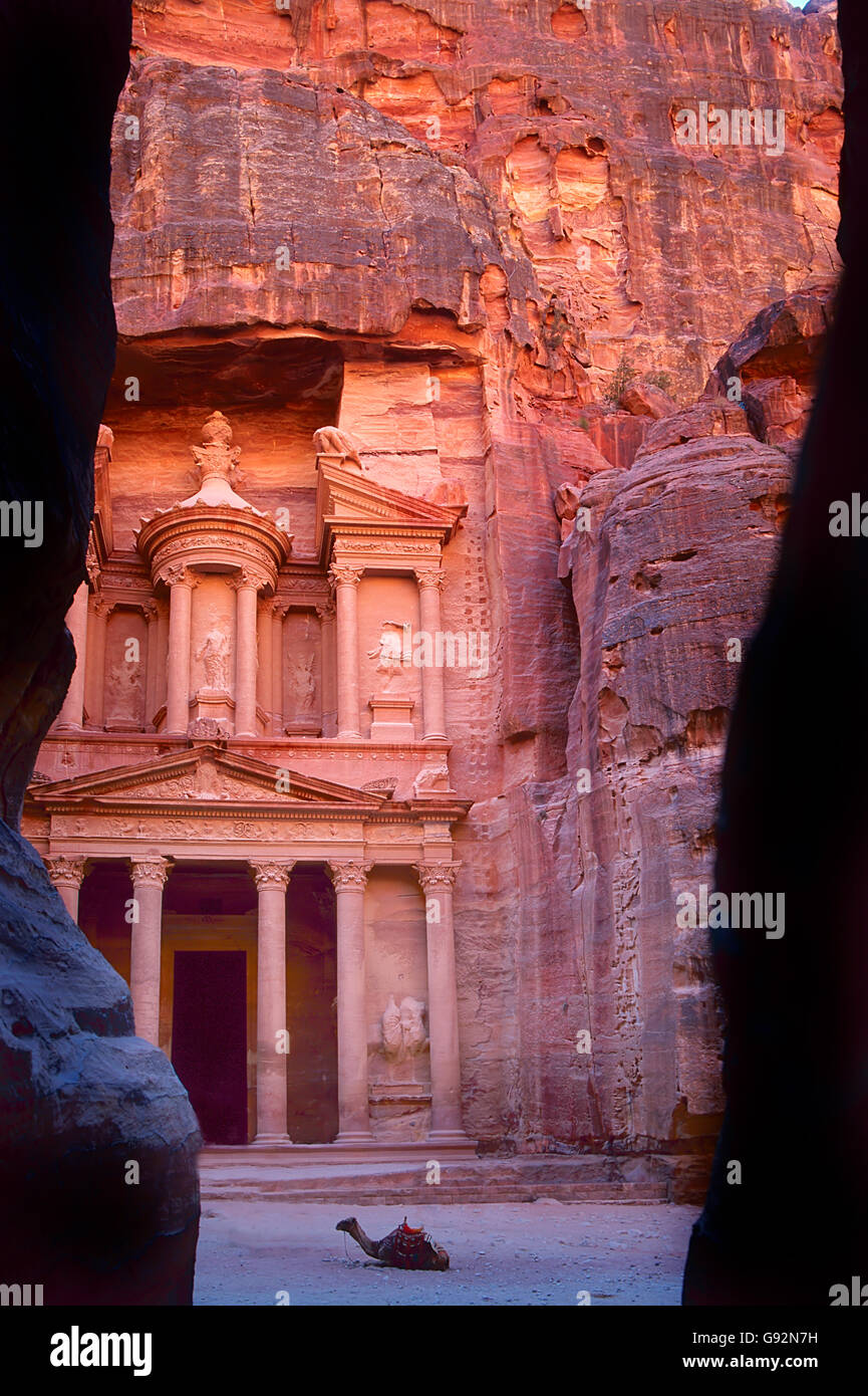 La antigua ciudad de Petra en Jordania fue esculpido en las rocas. Ahora es un sitio del Patrimonio Mundial de la UNESCO. Foto de stock