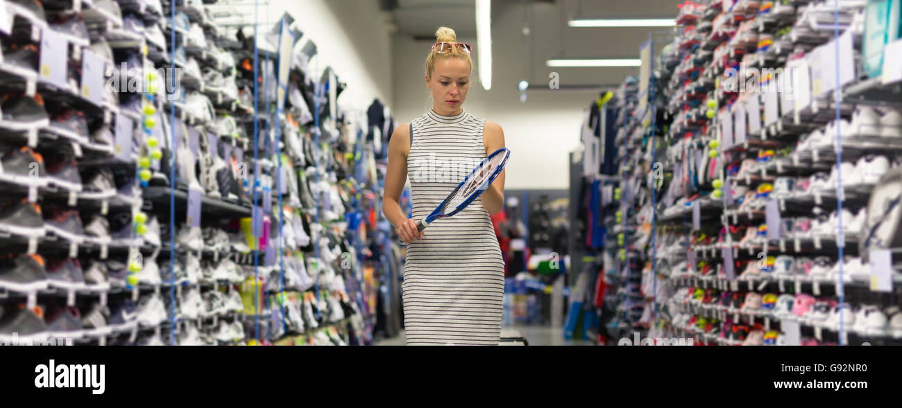 Compras Mujer equipamiento deportivo en la tienda de ropa deportiva  Fotografía de stock - Alamy