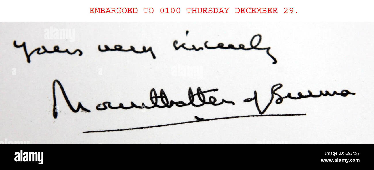 La firma de Lord Mountbatten en la parte inferior de una carta al Primer Ministro irlandés que se exhibió al público por primera vez el jueves 29 de diciembre de 2005. El ex conde de Birmania, muerto por una bomba del IRA en 1979, había heredado Classiebawn Castle después de la muerte de su esposa. Escribió al Cosgrave Taoiseach Liam en marzo de 1975 para ofrecer el castillo al Estado como un gesto para consolidar la estrecha conexión de su familia con Irlanda. Ver HISTORIA de PA Mountbatten Irlanda. El crédito de la foto debe decir: Niall Carson/PA LA IMAGEN APARECE CORTESÍA DEL ARCHIVO NACIONAL IRLANDÉS. Foto de stock