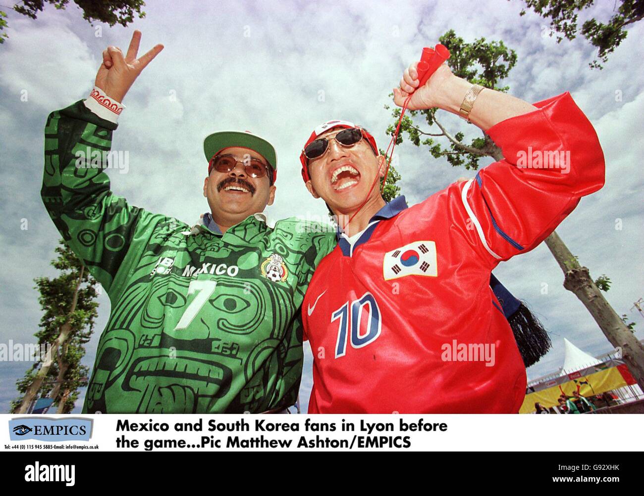 Futbol Copa Mundial Francia 98 Grupo E Corea Del Sur Contra Mexico Mexico Y Corea Del Sur Fans En Lyon Antes Del Partido Fotografia De Stock Alamy