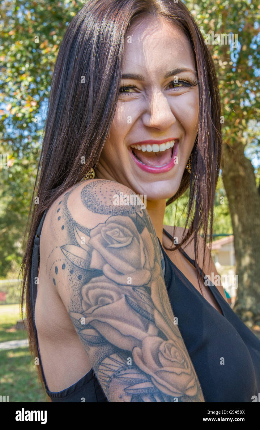 Tatuaje mujer radical de 30 años de edad testimontal retrato moderno modelo  de hombro suelta tinta, MR-3 Fotografía de stock - Alamy