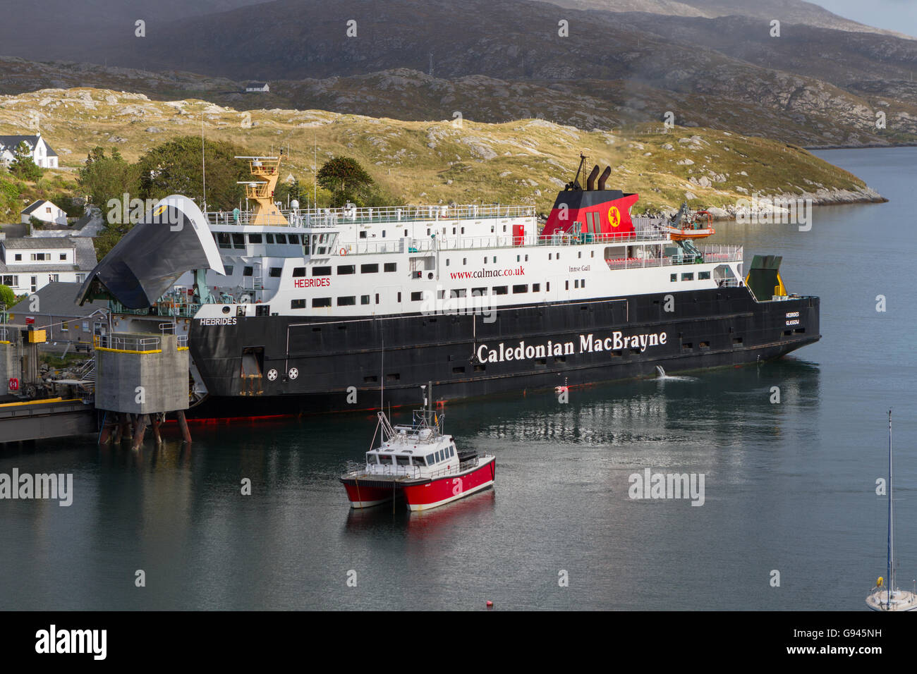 El Caledonian McBrayne en muelle, ferry Tarbert, Isle of Harris Foto de stock