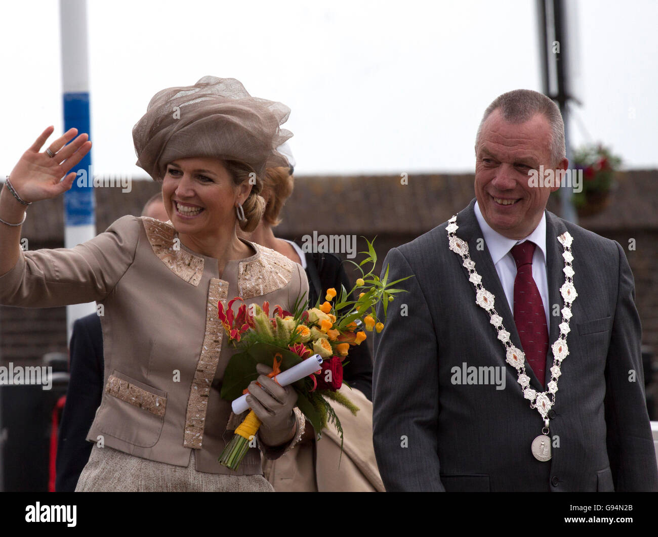 ENKHUIZEN, Holanda - 19 de junio de 2013 la Reina de los Países Bajos con Maxima flores durante una visita preliminar oficial Foto de stock