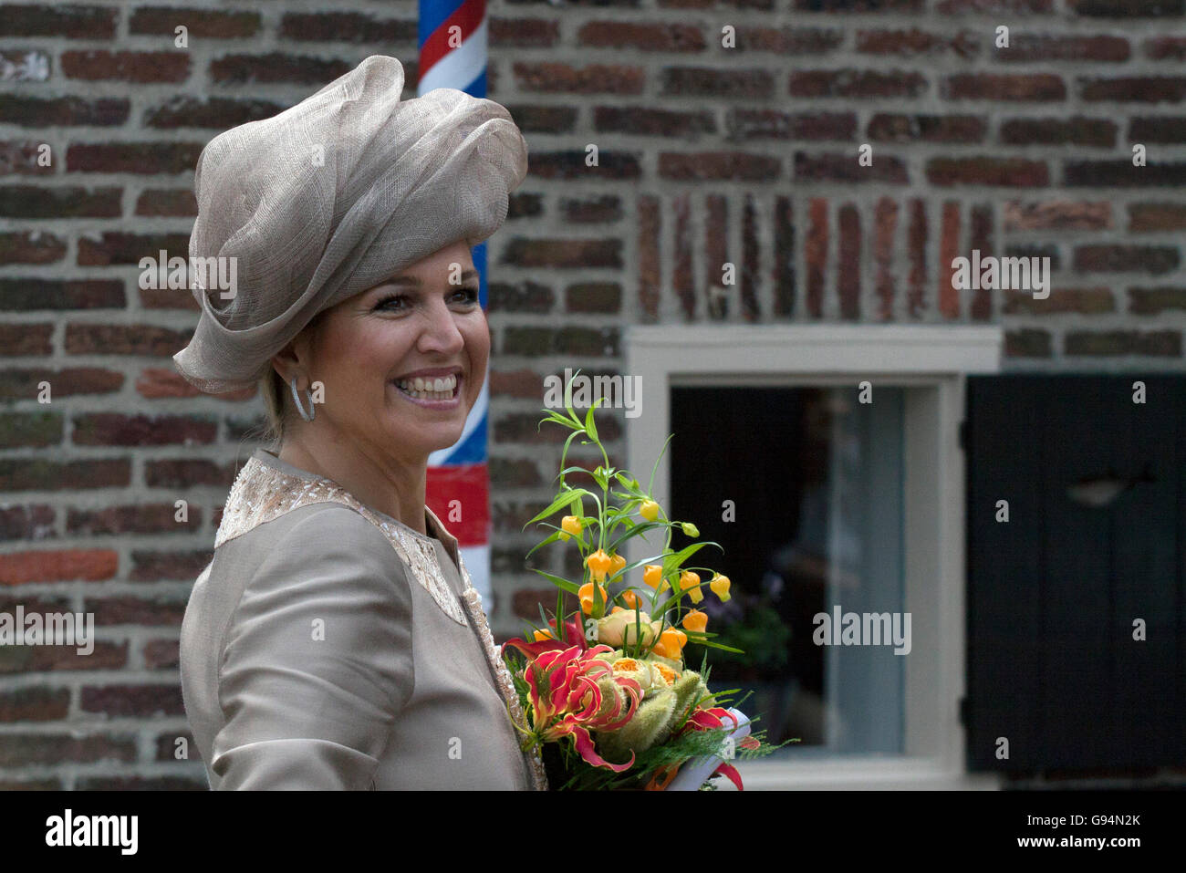 ENKHUIZEN, PAÍSES BAJOS - Junio 19, 2013: la Reina de los Países Bajos con Maxima flores durante una visita preliminar oficial Foto de stock