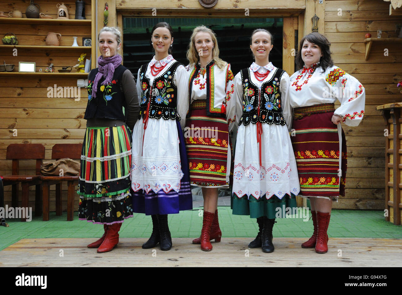 Las mujeres en trajes tradicionales, restaurante Marengo, Olsztyn, Polonia / Mazuria Warmian-Masurian, Foto de stock