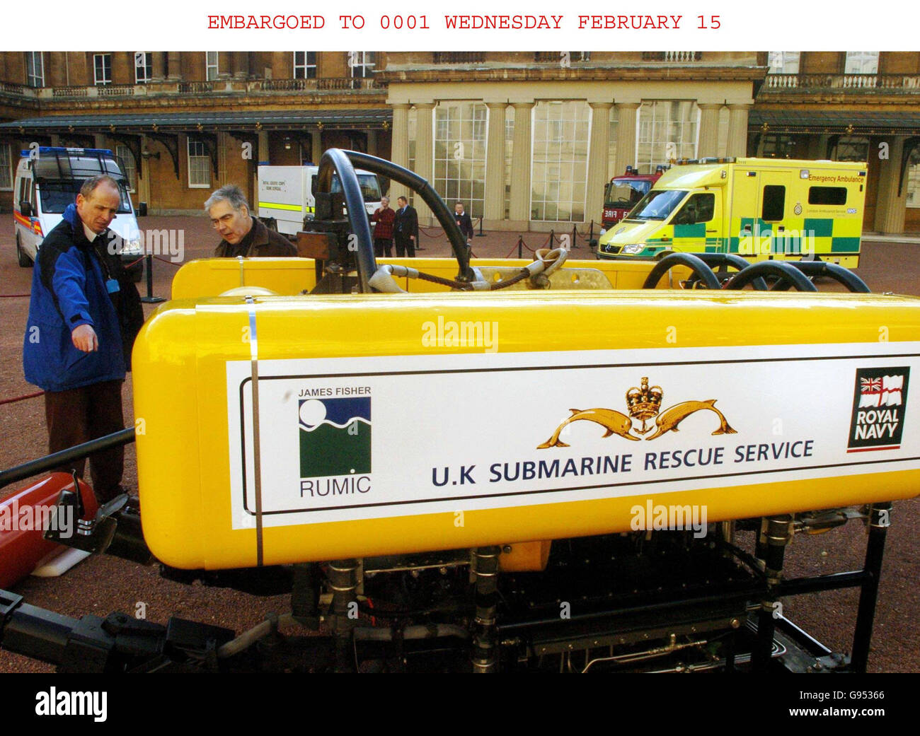 El comandante Ian Riches (izquierda) de la Royal Navy conversa con el diseñador de iluminación Thorsten Merriott (segunda izquierda), además de un robot Escorpio del Servicio de Rescate Submarino del Reino Unido en el cuadrilátero del Palacio de Buckingham en el centro de Londres, martes 14 de febrero de 2006. Los vehículos de respuesta a emergencias se reunieron en el palacio antes de la recepción de mañana de los Servicios de emergencia y respuesta a Desastres que se celebrará en el Palacio de Buckingham por invitación de la Reina Isabel II ASOCIACIÓN DE PRENSA Foto. El crédito de la foto debe decir: Johnny Green/WPA Rota/PA. Foto de stock