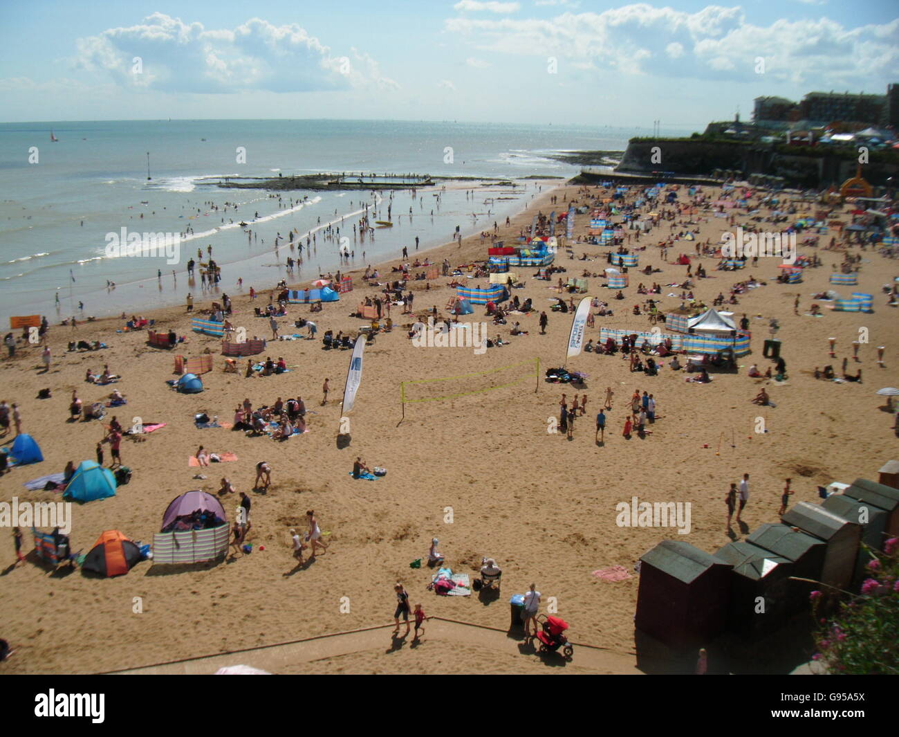 Vista de la playa Broadstairs UK, llena de gente. Foto de stock