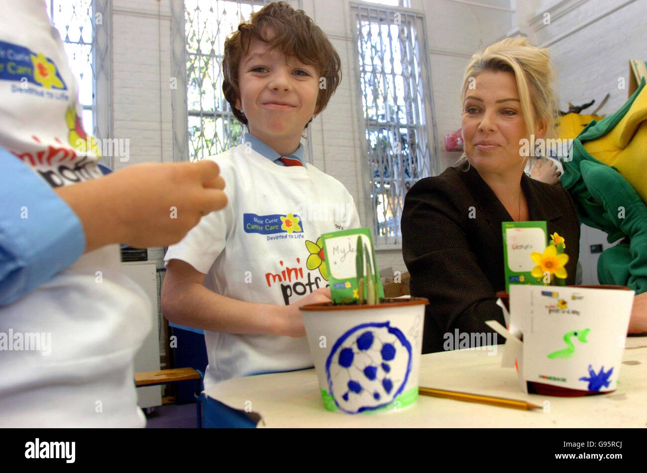 El Famoso Jardinero Kim Wilde En Visit Fairley House School Fotos e