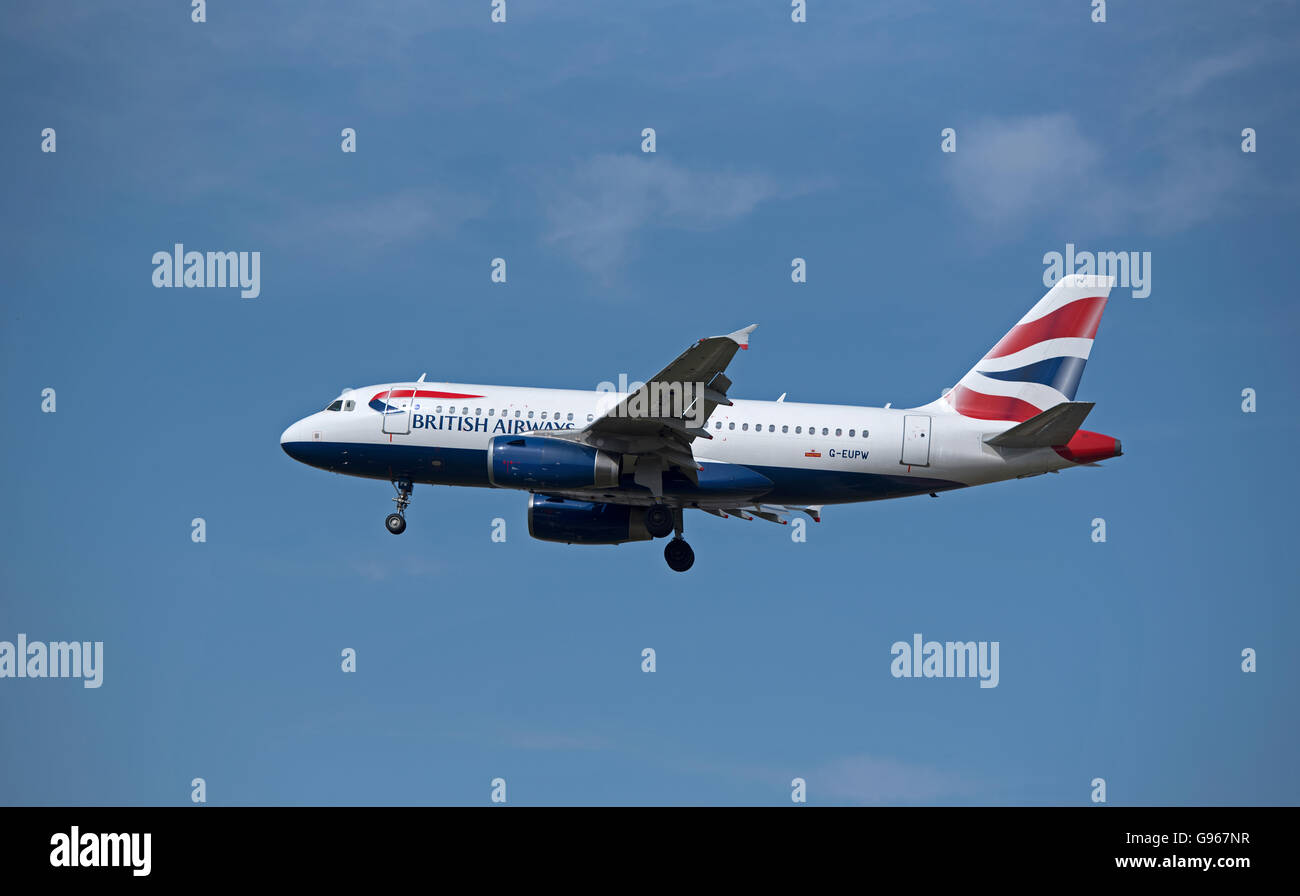 British Airways Airbus 319-131 G-EUPW Registro llegando al aeropuerto de Heathrow. 10,465 de la SCO. Foto de stock