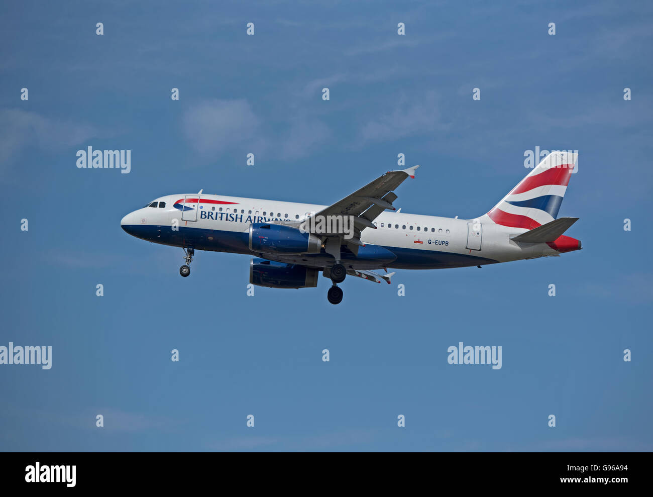 British Airways Airbus 319-131 G-EUPB Registro llegando al aeropuerto de Heathrow. 10,466 de la SCO. Foto de stock