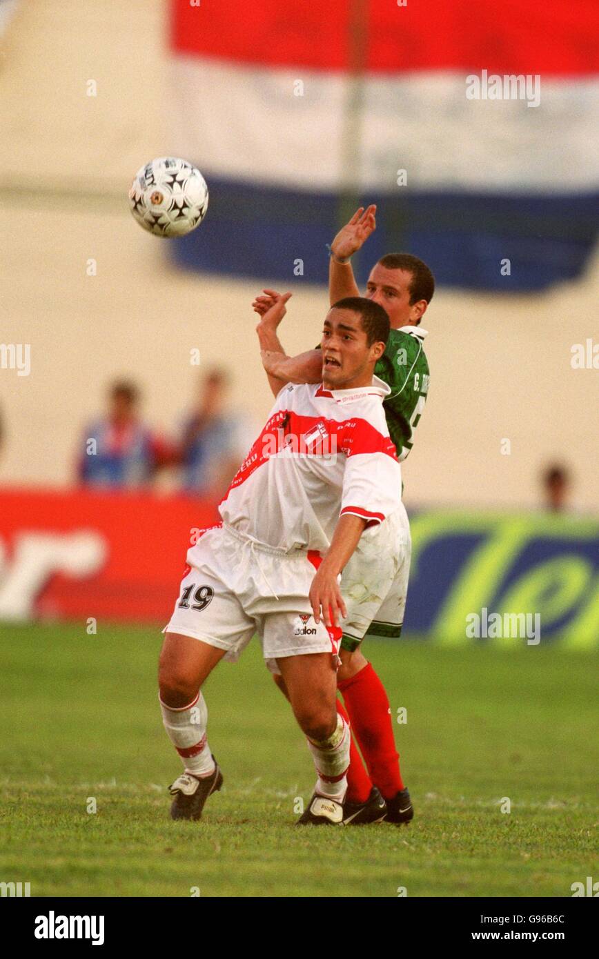Fútbol - Copa América 99 - Cuartos de Final - Perú v México Foto de stock