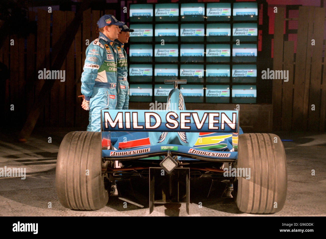 Giancarlo Fisichella y Alexander Wurz lanzan el nuevo Benetton B199 F1  coches Fotografía de stock - Alamy