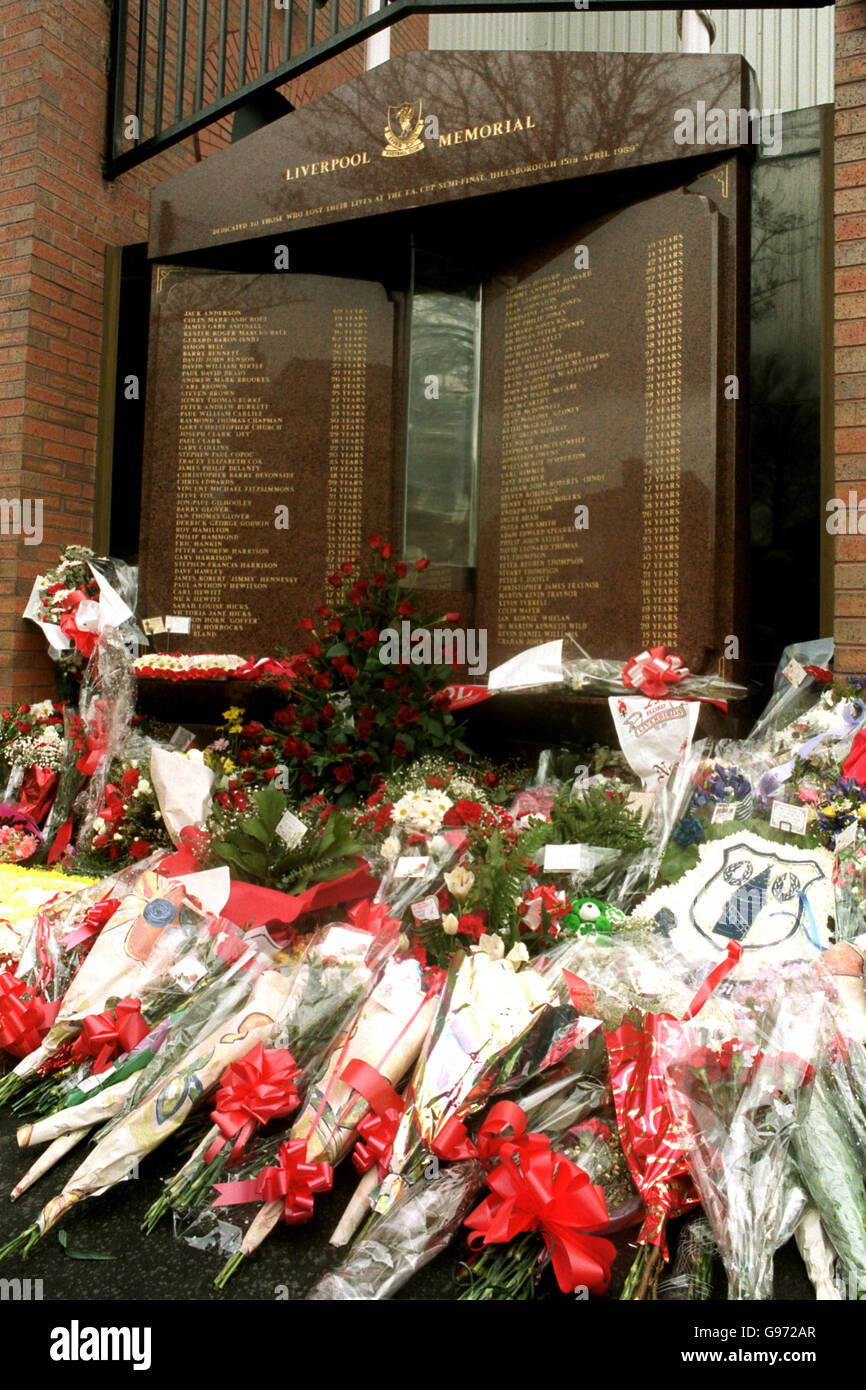 Fútbol - Servicio Conmemorativo del Décimo Aniversario de Hillsborough. Flores colocadas en el Hillsborough Memorial, incluyendo algunas en la forma de la insignia de Everton Foto de stock
