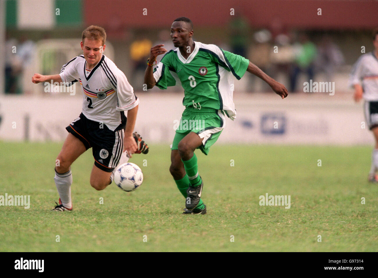 Fútbol - Copa Mundial de la Juventud - Grupo A - Nigeria contra Alemania. El alemán Alexander Rosen (l) y el nigeriano Hashimu Garba (r) persiguen el balón Foto de stock