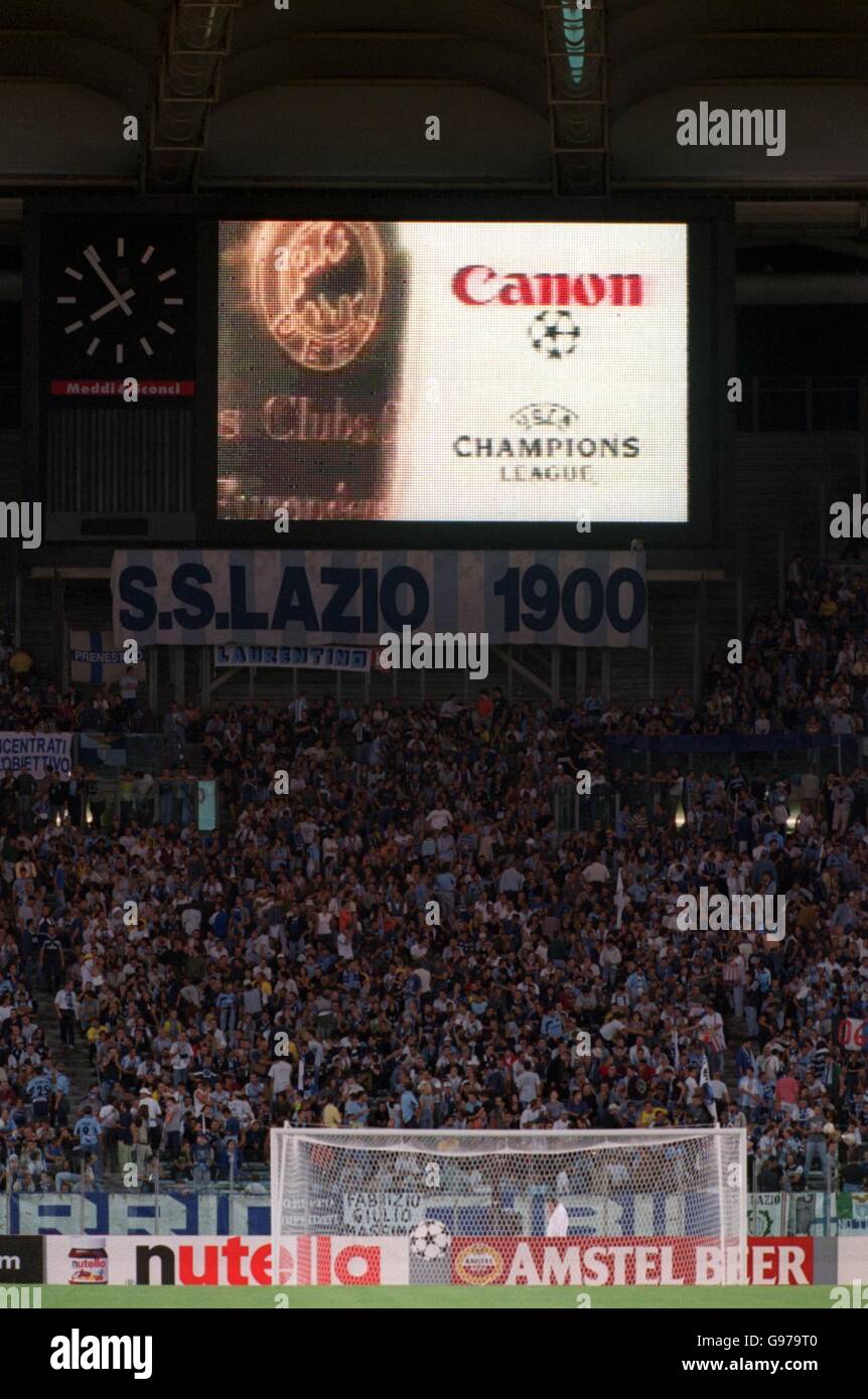 El marcador muestra el logotipo de Canon, uno de los socios oficiales de la  Champions League Fotografía de stock - Alamy