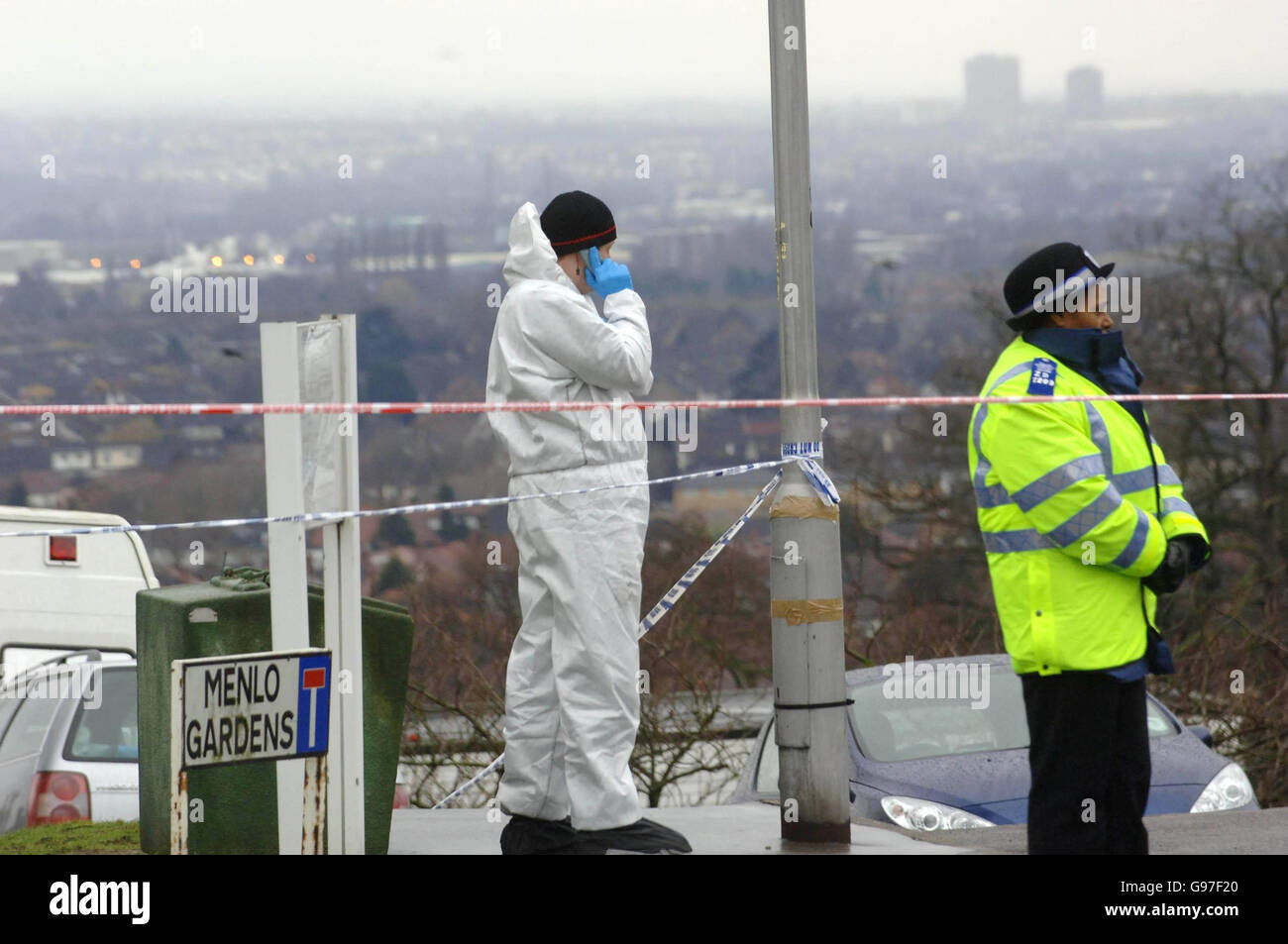 La policía pidió ayuda para rastrear a los asesinos de dos jóvenes armados en un tiroteo de sangre fría en el sur de Londres, el martes 7 de marzo de 2006. Un hombre de 20 años y una mujer de 21 años fueron muertos a tiros después de que dos hombres enmascarados irrumpieran en una dirección en Upper Norwood a primera hora de la mañana.El hermano gemelo de la víctima también fue herido de bala y gravemente en el ataque y está siendo tratado en un hospital del sur de Londres, dijo Yard Scotland. Ver historia de PA muertes DE LA POLICÍA. PRENSA FOTO DE ASOCIACIÓN. El crédito de la foto debe ser: Stefan Rousseau/PA Foto de stock