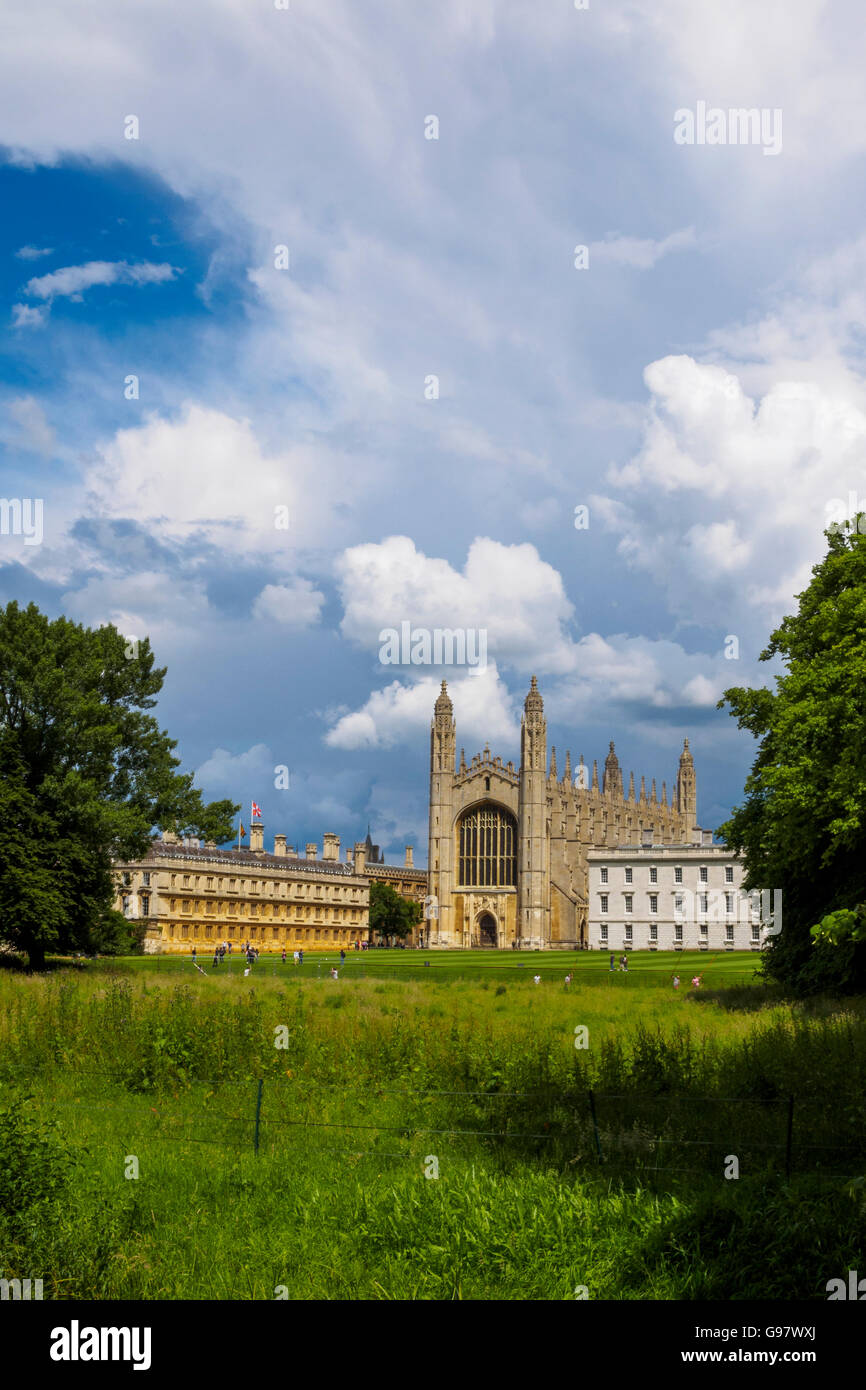 Vista del King's College de Cambridge, con la capilla en el centro de la imagen y Clare College (izquierda), Cambridge, Inglaterra, Reino Unido. Foto de stock