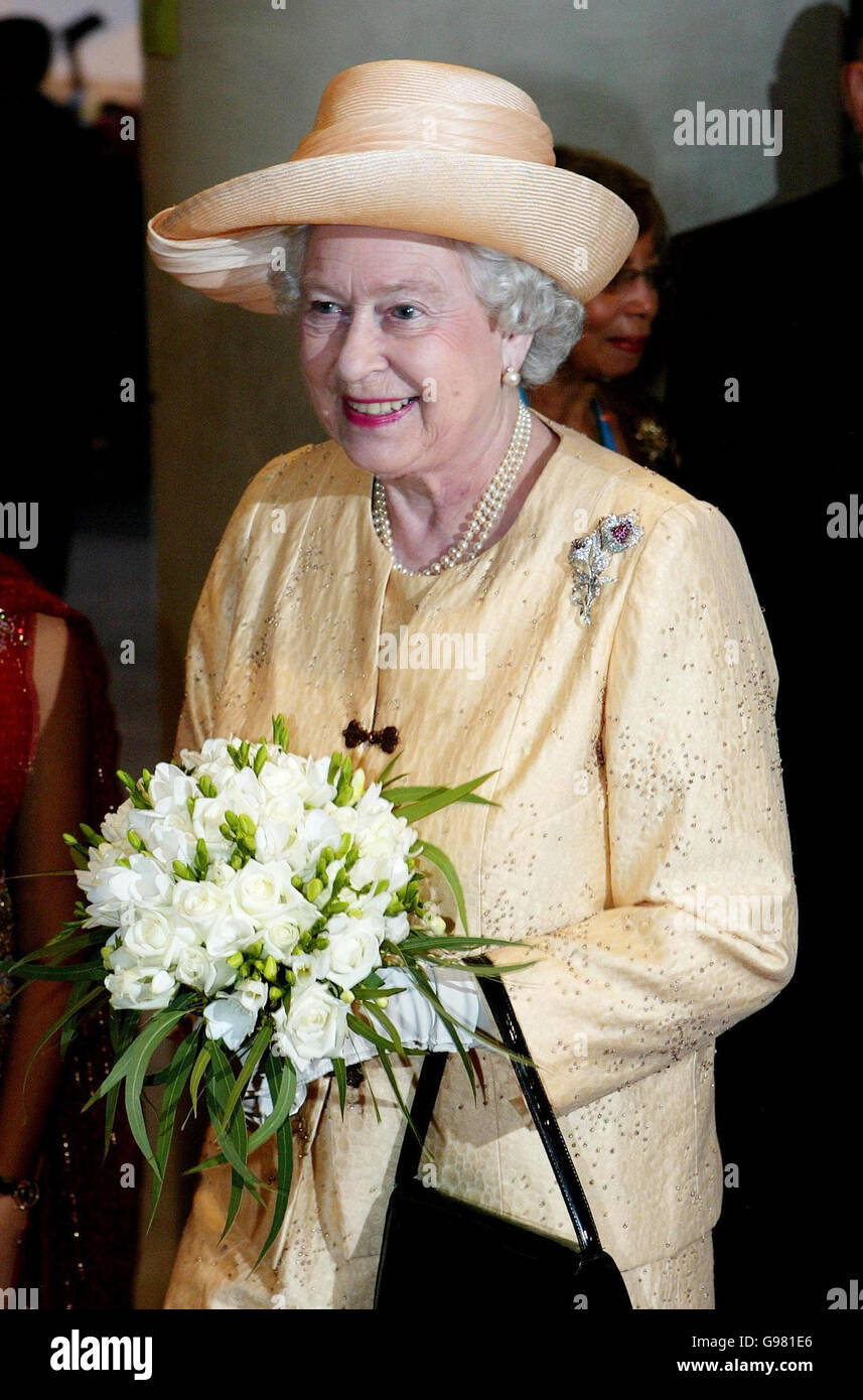 La Reina Isabel II de Gran Bretaña llega para la apertura de los Juegos de la Commonwealth en el M.C.G. en Melbourne, Australia, el miércoles 15 de marzo de 2006, como parte de una gira de cinco días por el país. Ver PA Story ROYAL Games. ASOCIACIÓN DE PRENSA Foto. El crédito de la foto debe decir: Gareth Fuller/PA. Foto de stock