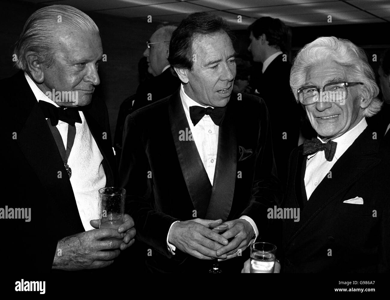 (De izquierda a derecha) Sr. John Bardsley Ormer presidente de la Royal Photographic Society, Lord Snowdon, y fotógrafo real Gilbert Adams en una cena de gala. Foto de stock