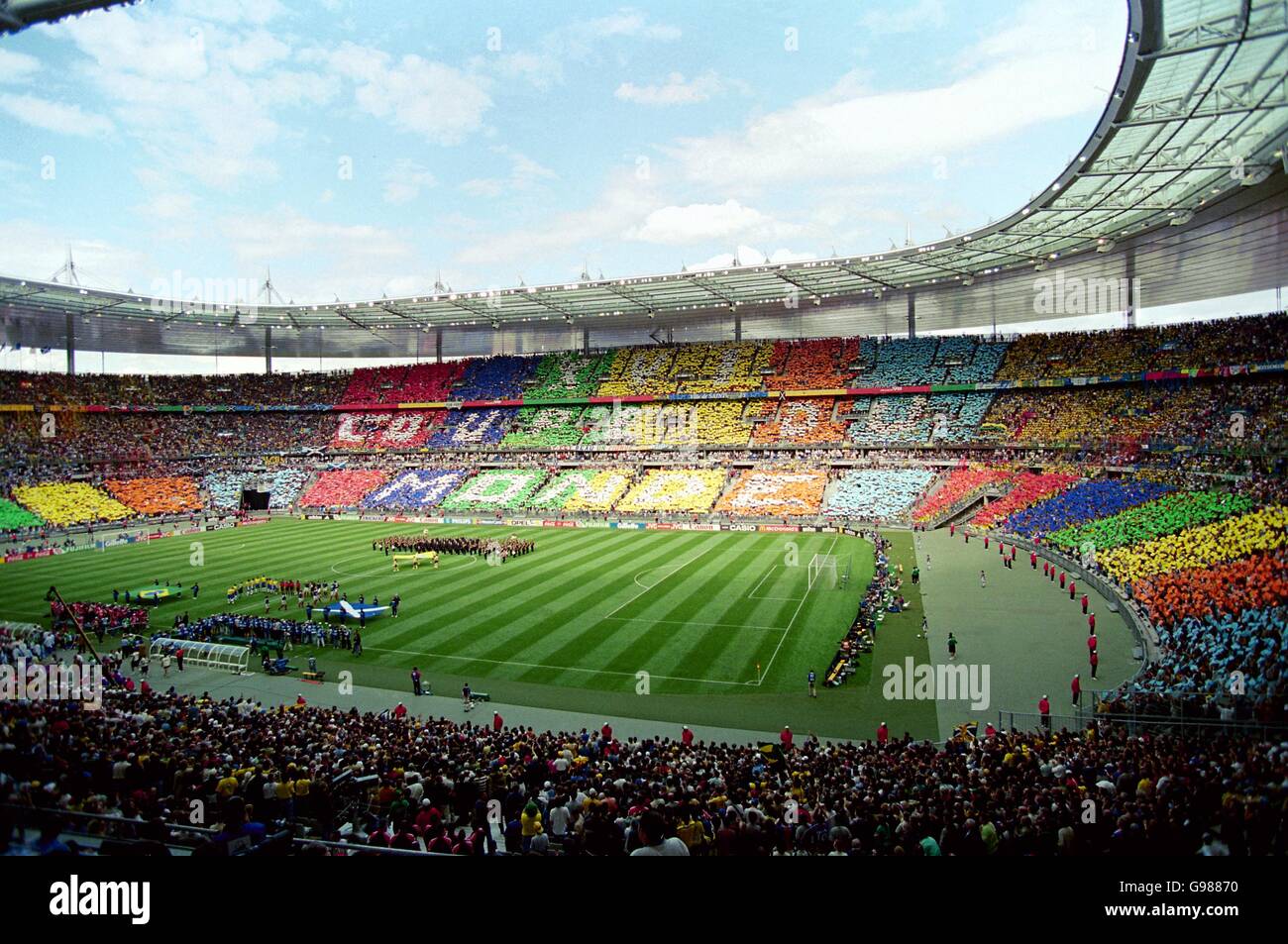 La multitud en el Stade de France deletrean Coupé De Monde con piezas de postal de colores Foto de stock
