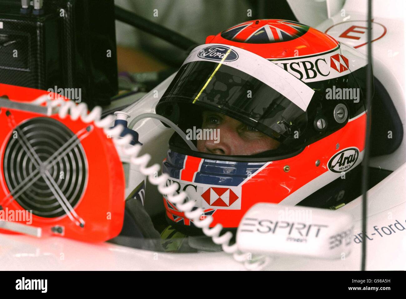 Carreras de Fórmula Uno - Gran Premio de Malasia - Clasificación. Johnny Herbert se mantiene fresco con dos fans en su coche beffor fijar 5th el tiempo más rápido en la calificación Foto de stock