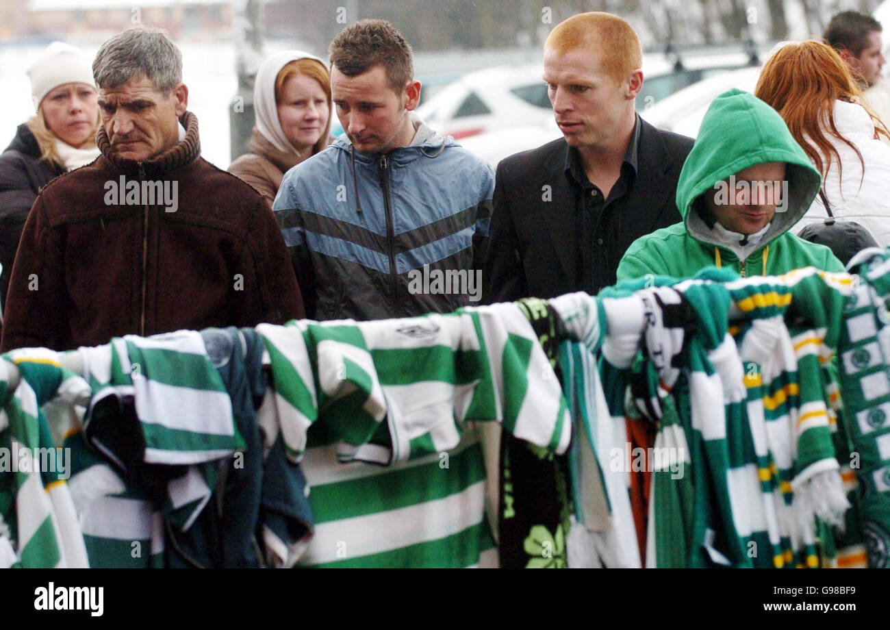 El jugador celta Neil Lennon (segundo a la derecha) se une a los fans Mira los tributos a la leyenda celta Jimmy Johnstone en Celtic Park, Glasgow, lunes 13 de marzo de 2006. Johnstone murió, a los 61 años, después de una larga lucha contra la enfermedad de las neuronas motoras. Ver historia de PA JOHNSTONE FÚTBOL. PULSE FOTO DE ASOCIACIÓN. El crédito de la foto debe decir: Danny Lawson/PA. ****** Foto de stock