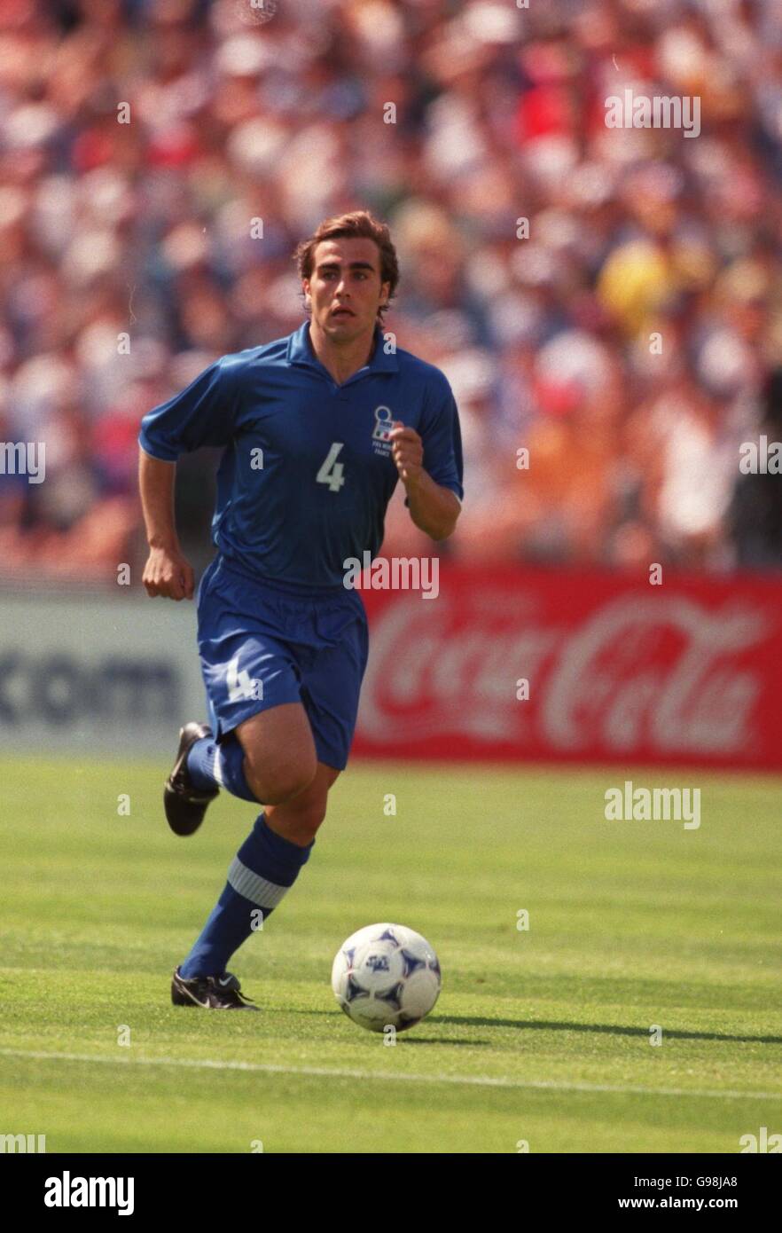 Fútbol - Copa Mundial Francia 98 - Segunda Ronda - Noruega contra Italia.  Fabio Cannavaro, Italia Fotografía de stock - Alamy