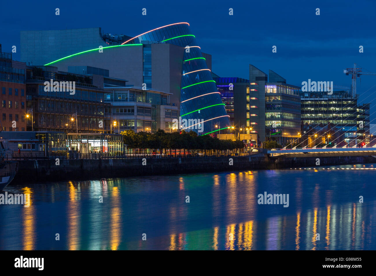 El río Liffey, el Samuel Beckett Bridge y el Centro de Convenciones - Dublín - Irlanda Foto de stock