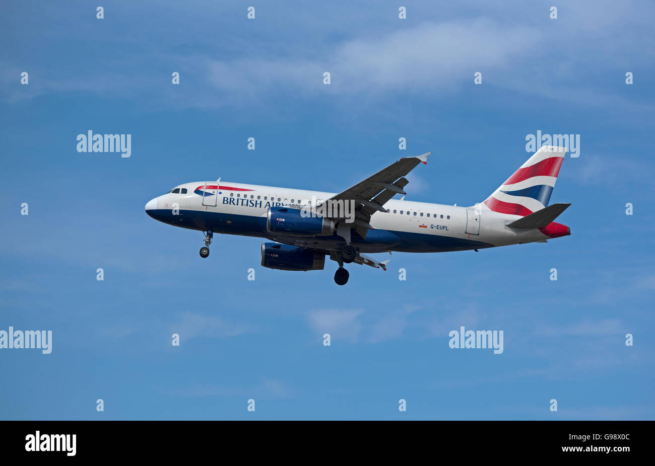 British Airways Airbus 319-131 G-EUPL Registro en finales llegando al aeropuerto de Heathrow. 10,469 de la SCO. Foto de stock