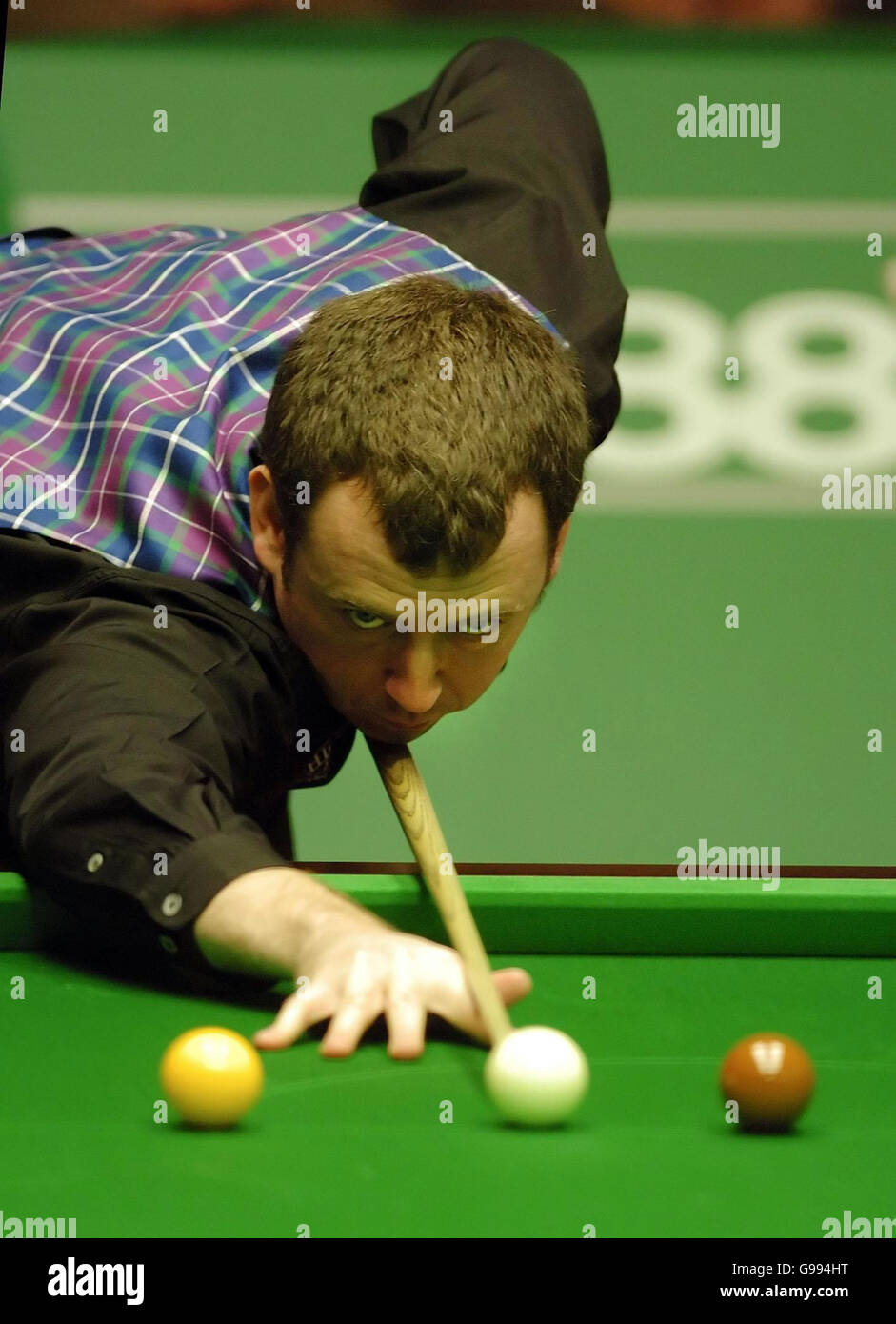 Mark Williams en acción contra Anthony Hamilton durante la primera ronda del Campeonato Mundial de Snooker en el Crucible Theatre, Sheffield. Foto de stock