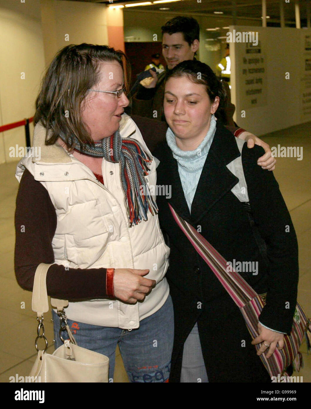 La mujer irlandesa Alice o'Connell (izquierda) da la bienvenida a su amiga  francesa Lucy Auburtin después de que volara en el vuelo de Ryanair FR25  desde París a Dublín, que fue desviada