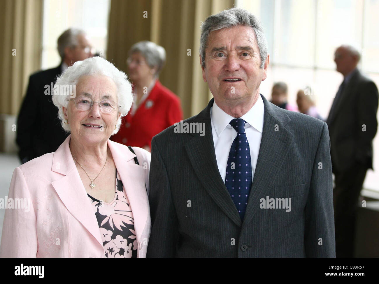 Stanley Bell, con su esposa Betty, de Somerset, sale del Palacio de Buckingham, después de un almuerzo con la Reina Isabel II de Gran Bretaña Foto de stock