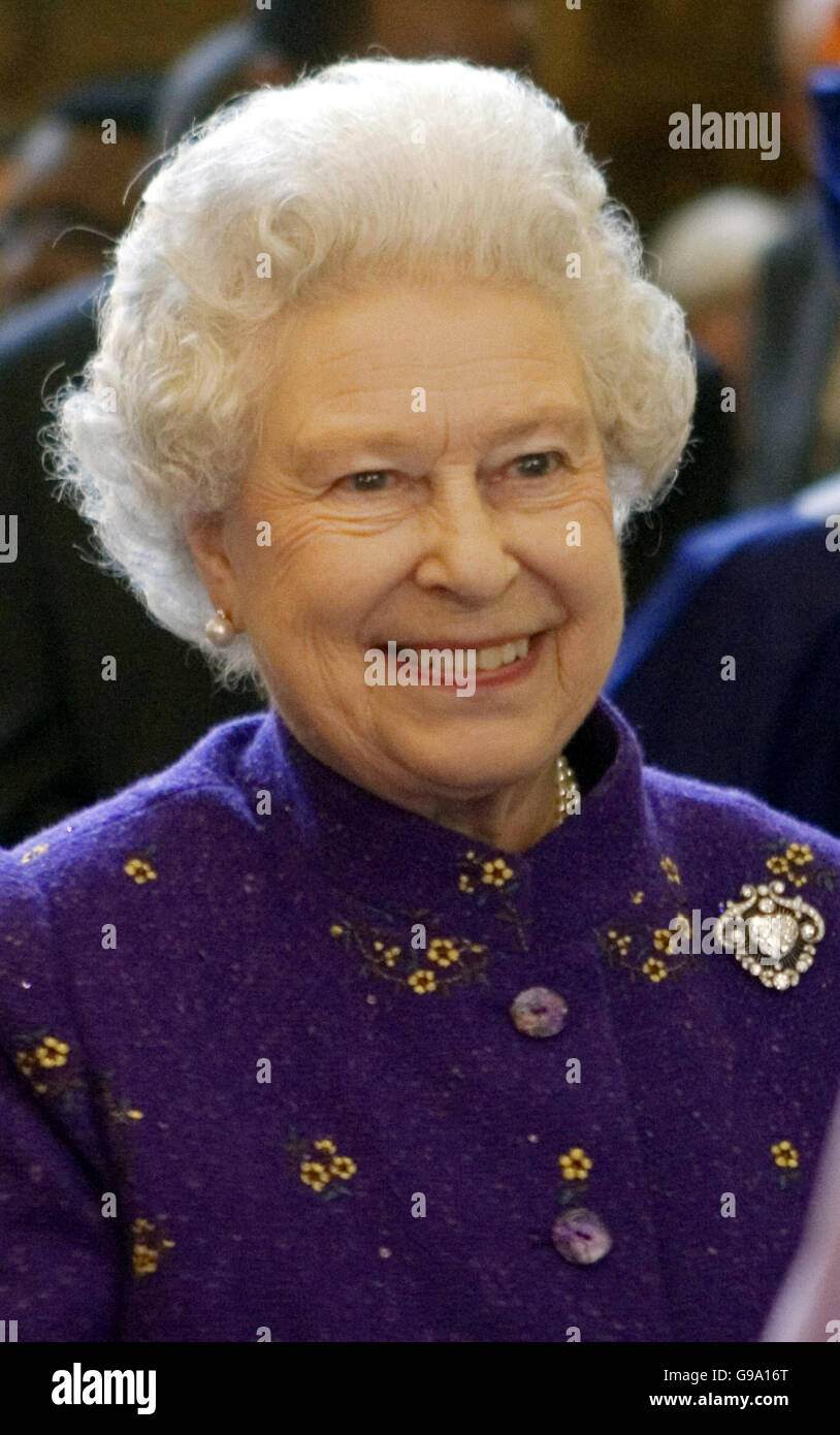 La Reina Isabel II de Gran Bretaña llega a Marlborough House en el centro de Londres. Foto de stock