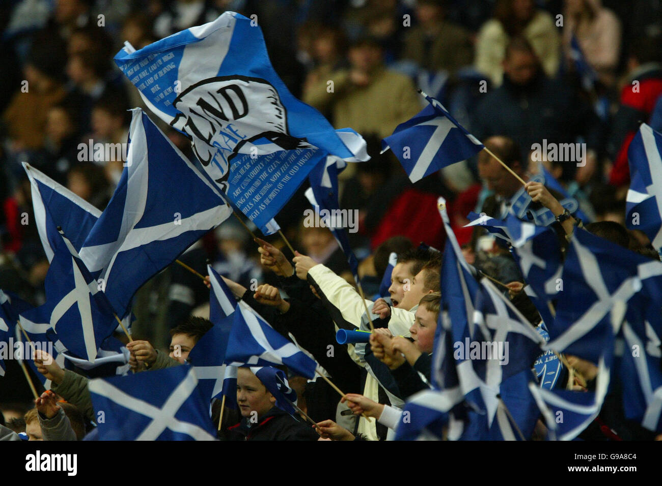 Los fans de Escocia durante el partido de 6 Naciones RBS contra Francia en el Murrayfield Stadium, Edimburgo. Foto de stock