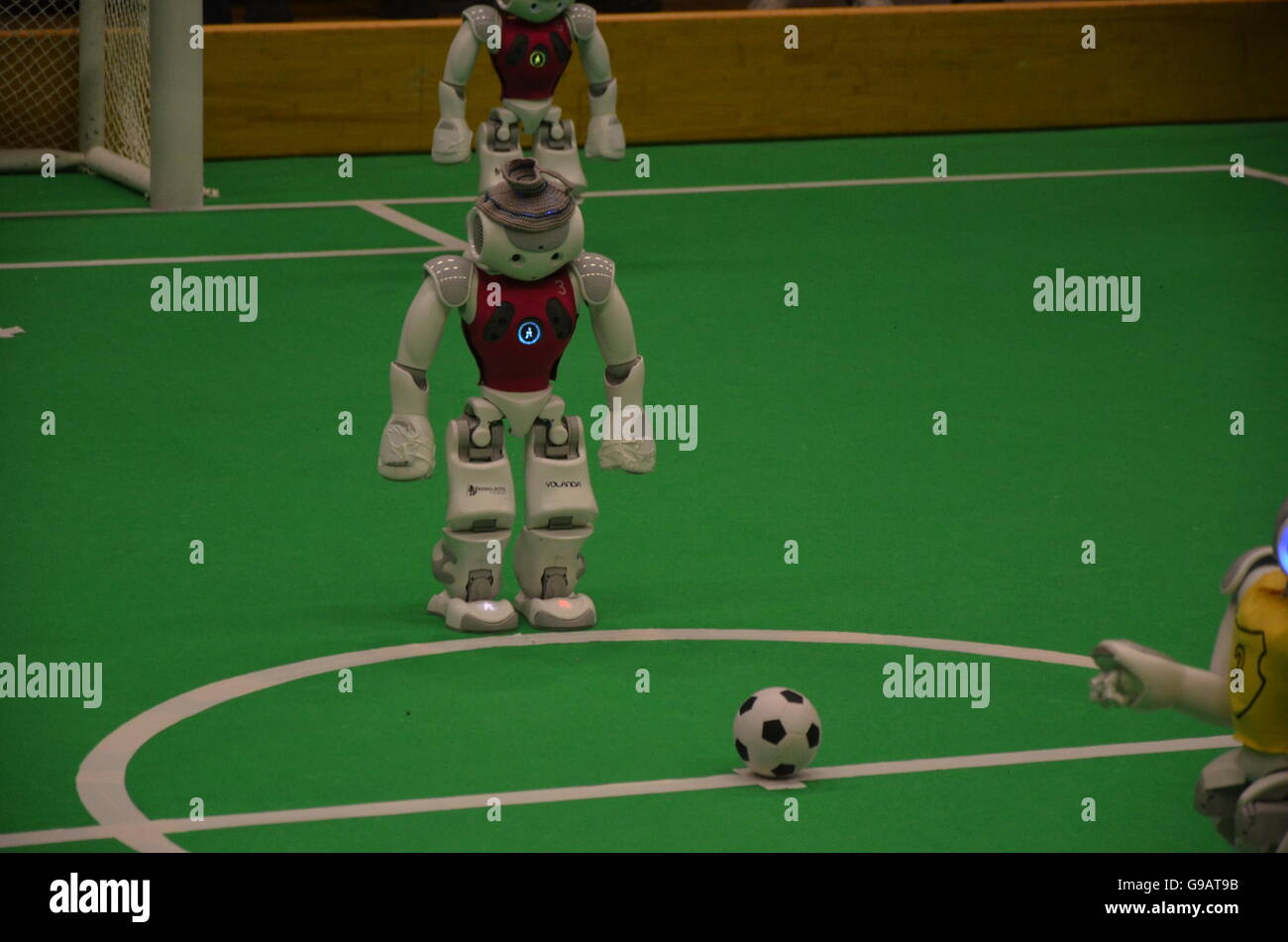 La robótica, el robot humanoide, fútbol, robocup, juego, Wired, mecánica, tecnología, Aldebarán, fútbol, goaltender artificial Foto de stock